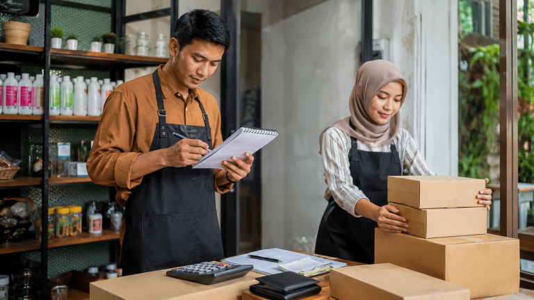Pemilik usaha dan karyawan merencanakan penggunaan modal usaha kecil