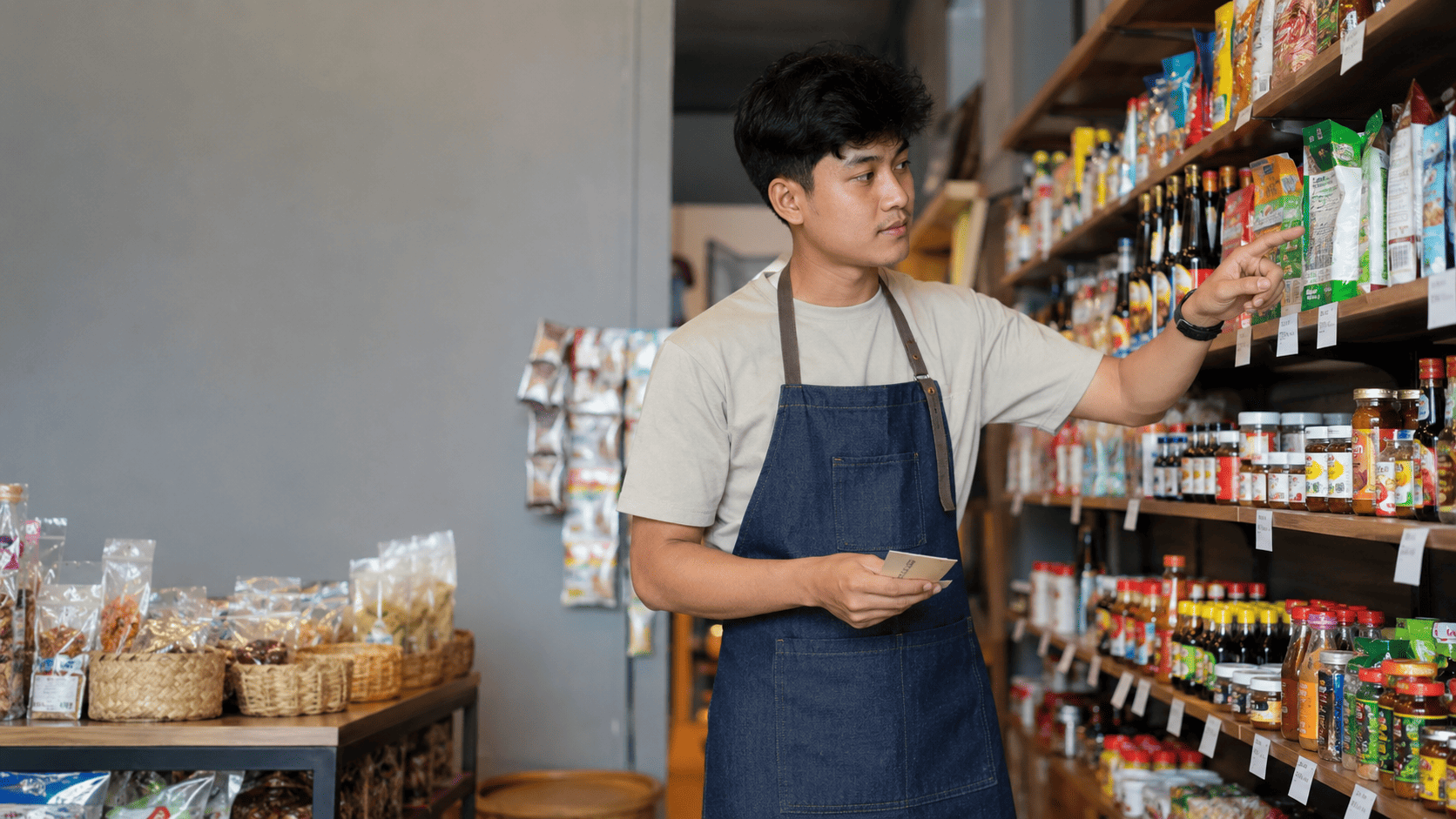 Pemilik Toko Sedang Melakukan Pengecekan Stok